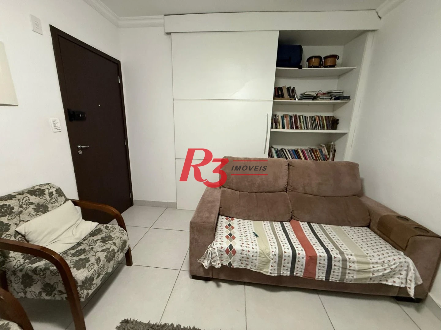 OPORTUNIDADE - PRÉDIO DE 3 ANDARES COM ELEVADOR E VAGA DEMARCADA - 2 DORM E PLANEJADOS  E SALÃO DE FESTAS