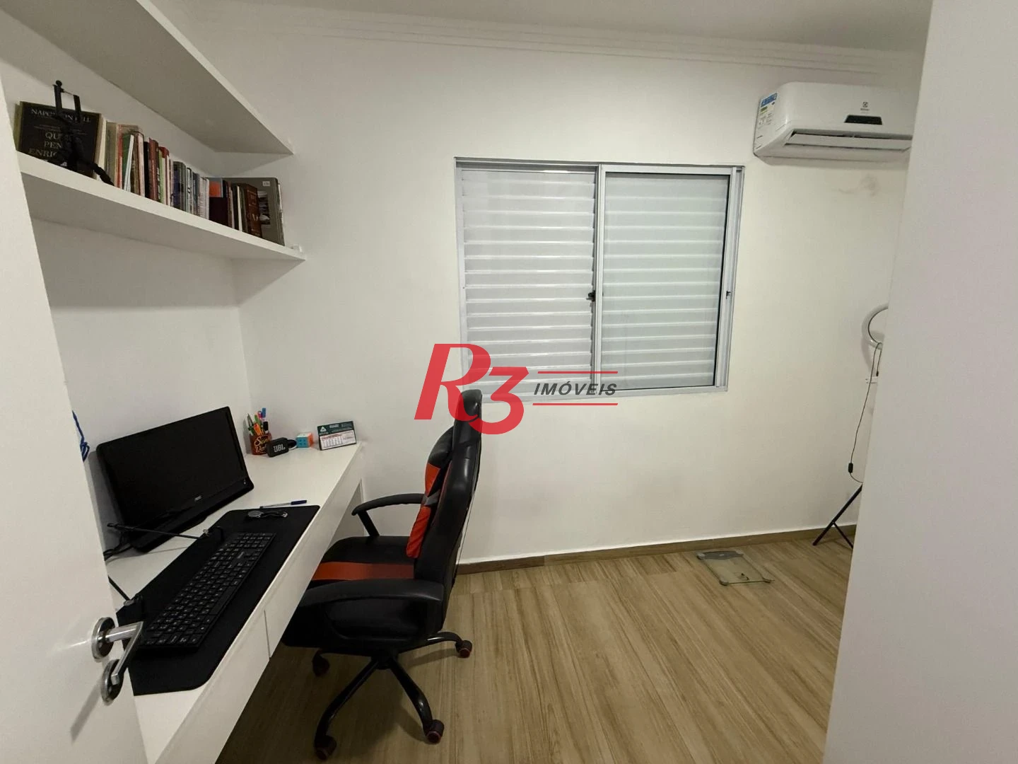 OPORTUNIDADE - PRÉDIO DE 3 ANDARES COM ELEVADOR E VAGA DEMARCADA - 2 DORM E PLANEJADOS  E SALÃO DE FESTAS