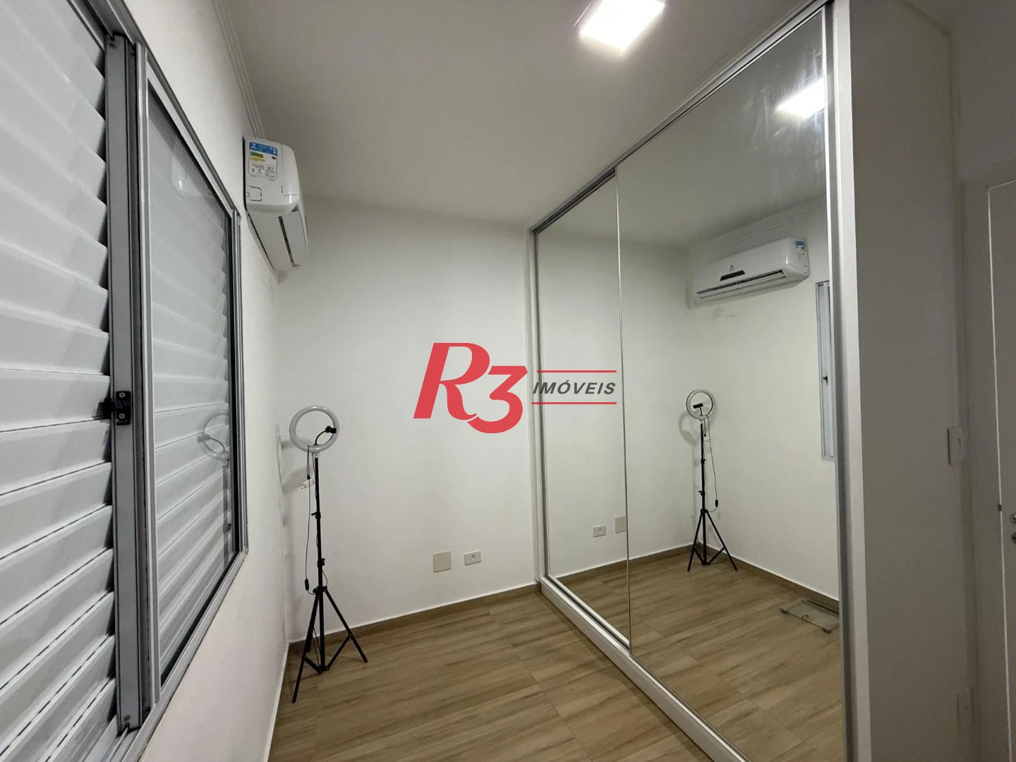 OPORTUNIDADE - PRÉDIO DE 3 ANDARES COM ELEVADOR E VAGA DEMARCADA - 2 DORM E PLANEJADOS  E SALÃO DE FESTAS