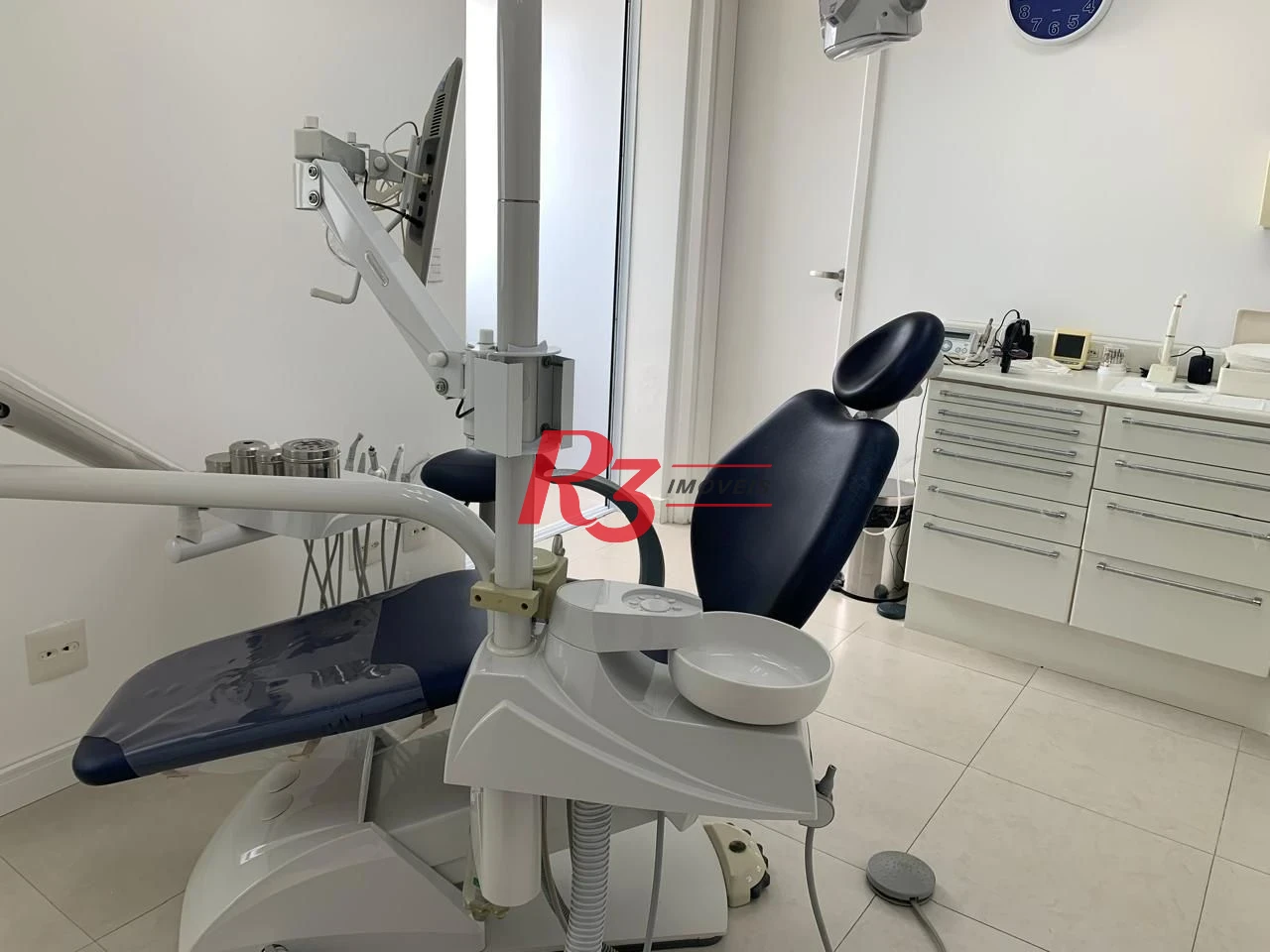 Consultório dentário totalmento equipado e mobiliado com vista mar em Santos