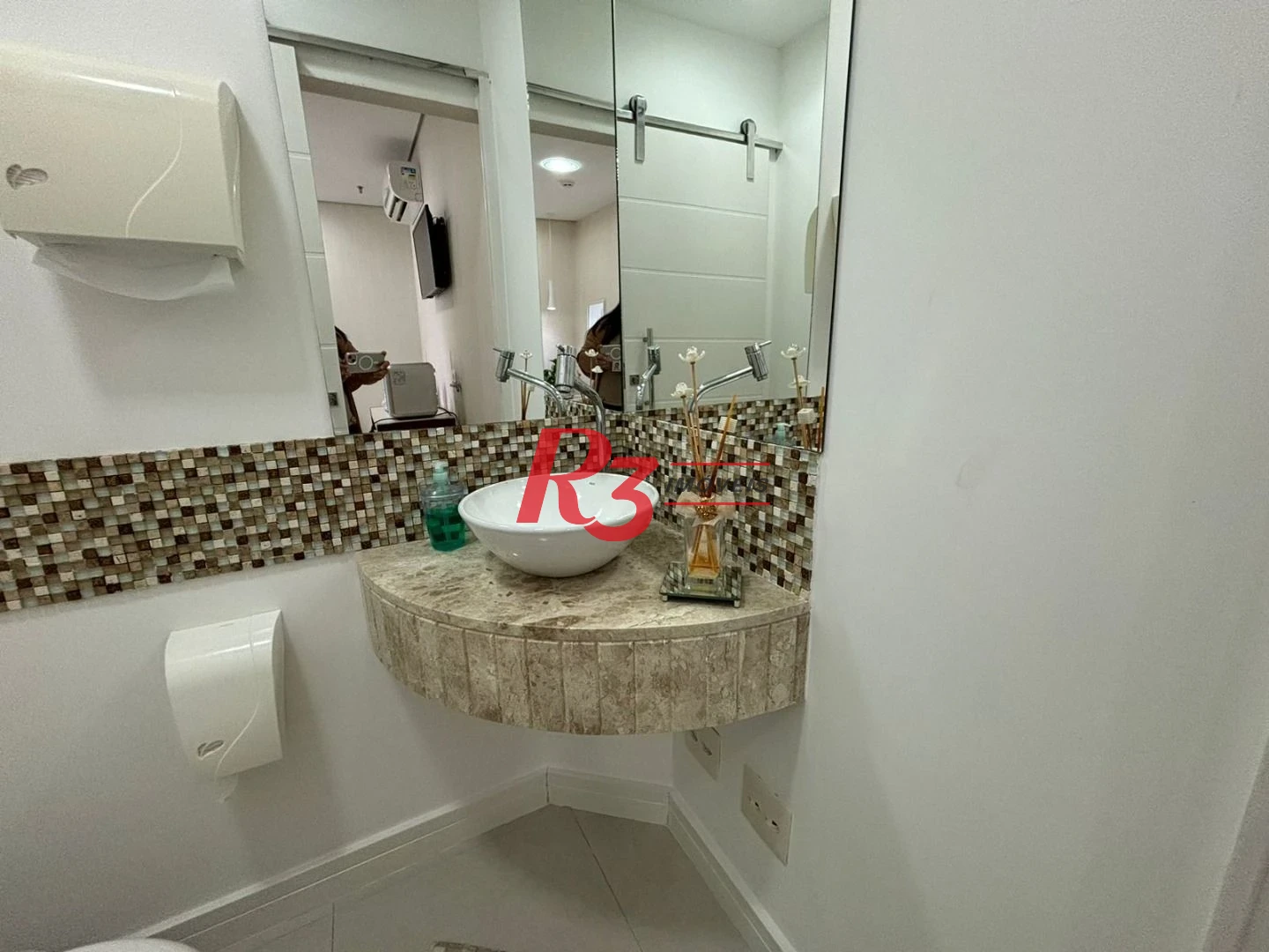 Consultório dentário totalmento equipado e mobiliado com vista mar em Santos
