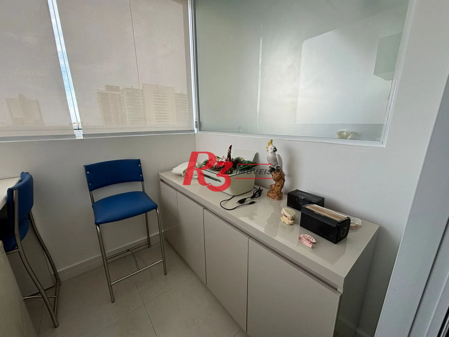 Consultório dentário totalmento equipado e mobiliado com vista mar em Santos