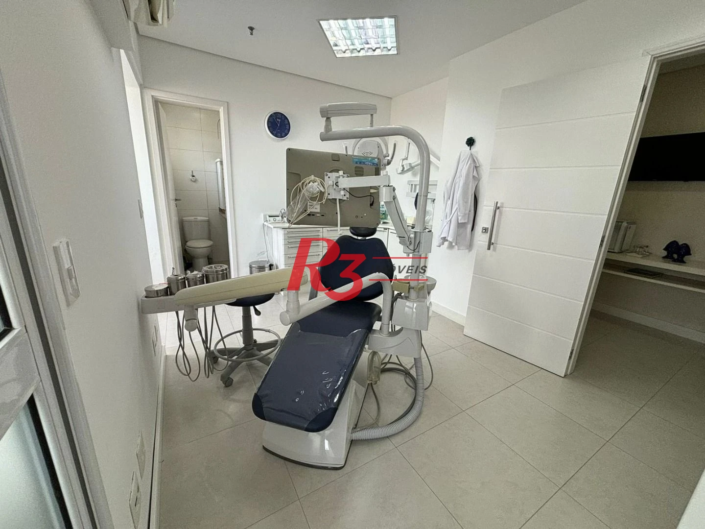 Consultório dentário totalmento equipado e mobiliado com vista mar em Santos