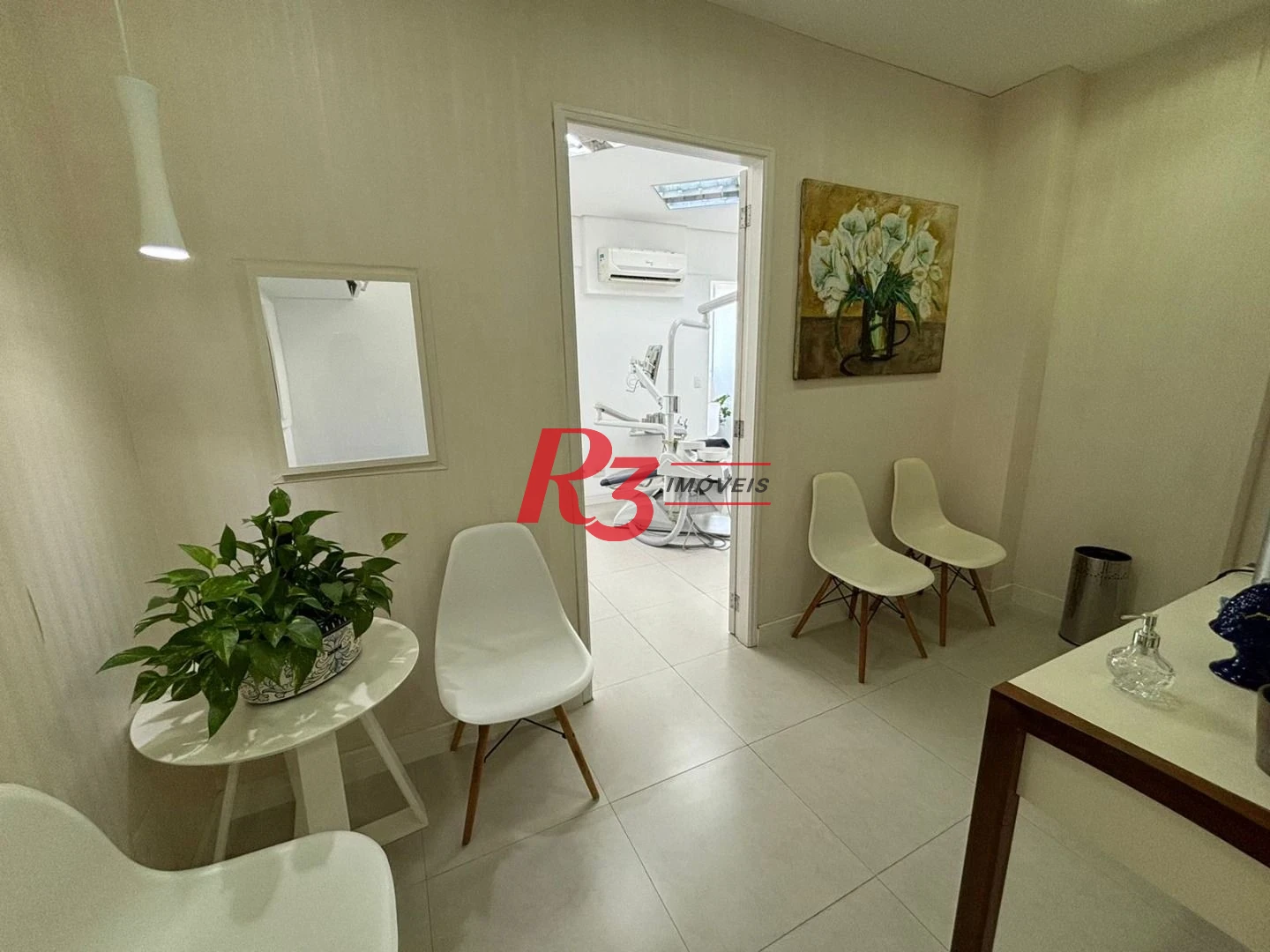 Consultório dentário totalmento equipado e mobiliado com vista mar em Santos