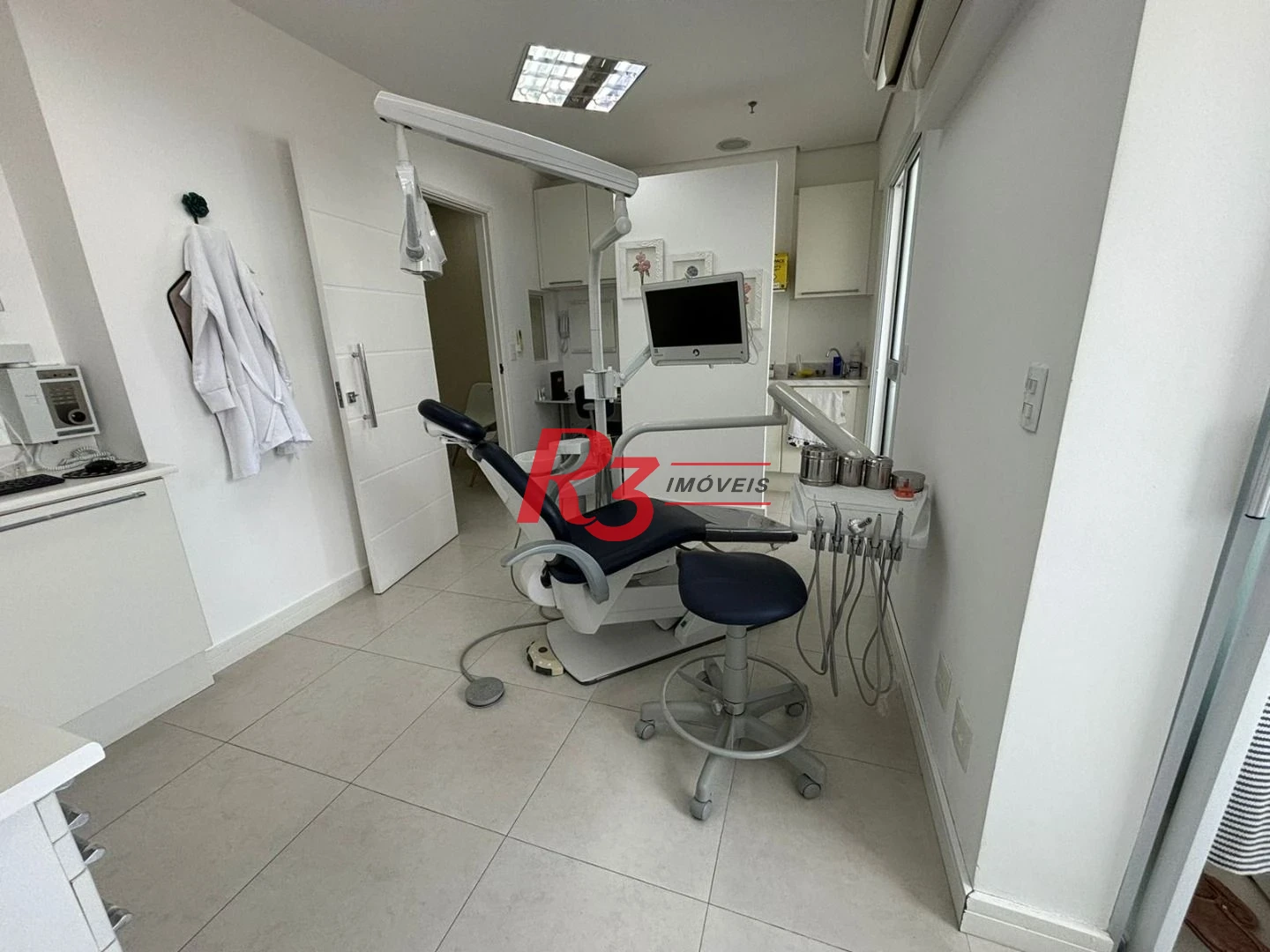 Consultório dentário totalmento equipado e mobiliado com vista mar em Santos