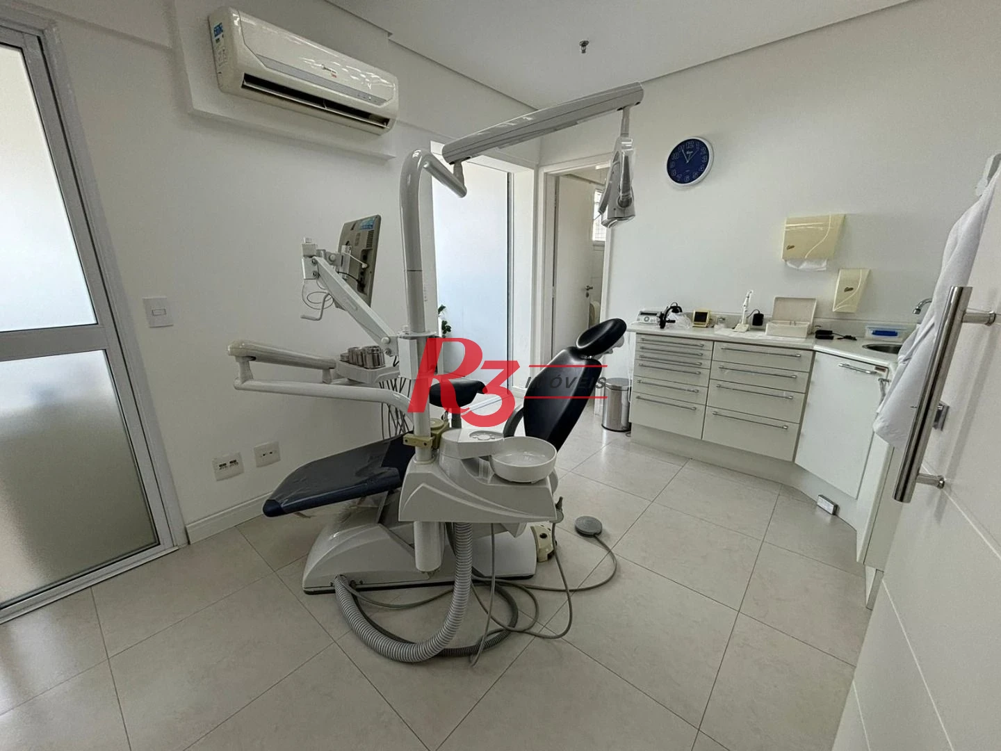 Consultório dentário totalmento equipado e mobiliado com vista mar em Santos