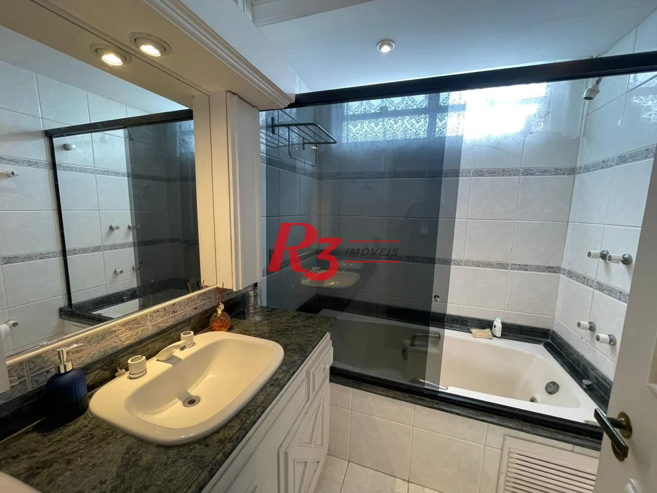 Apartamento com 4 dormitórios à venda, 235 m² por R$ 1.400.000,00 - Ilha Porchat - São Vicente/SP
