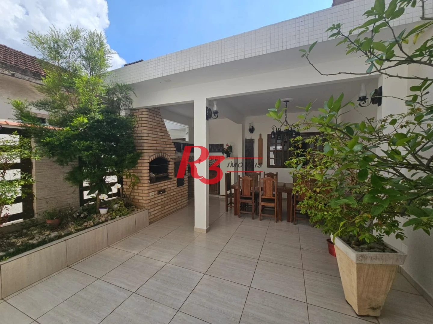 **Amplo Sobrado com Casa Auxiliar, Quintal e Churrasqueira – Ótima Localização!**
