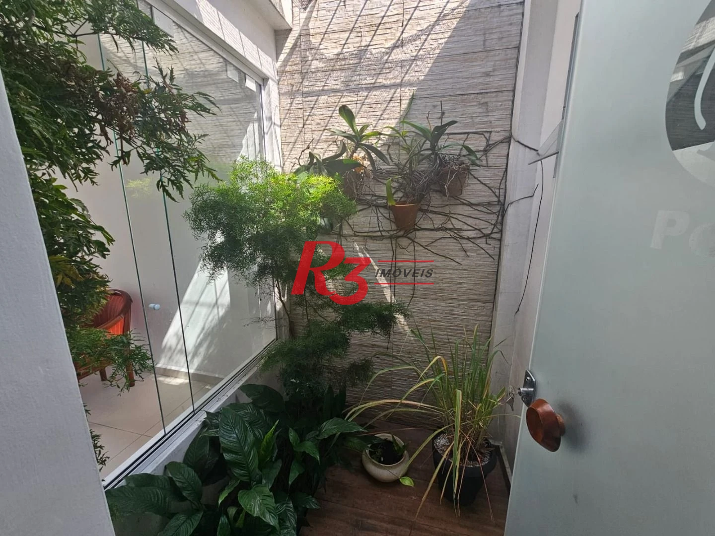 **Amplo Sobrado com Casa Auxiliar, Quintal e Churrasqueira – Ótima Localização!**