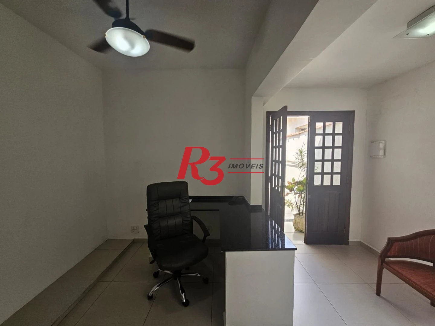 **Amplo Sobrado com Casa Auxiliar, Quintal e Churrasqueira – Ótima Localização!**