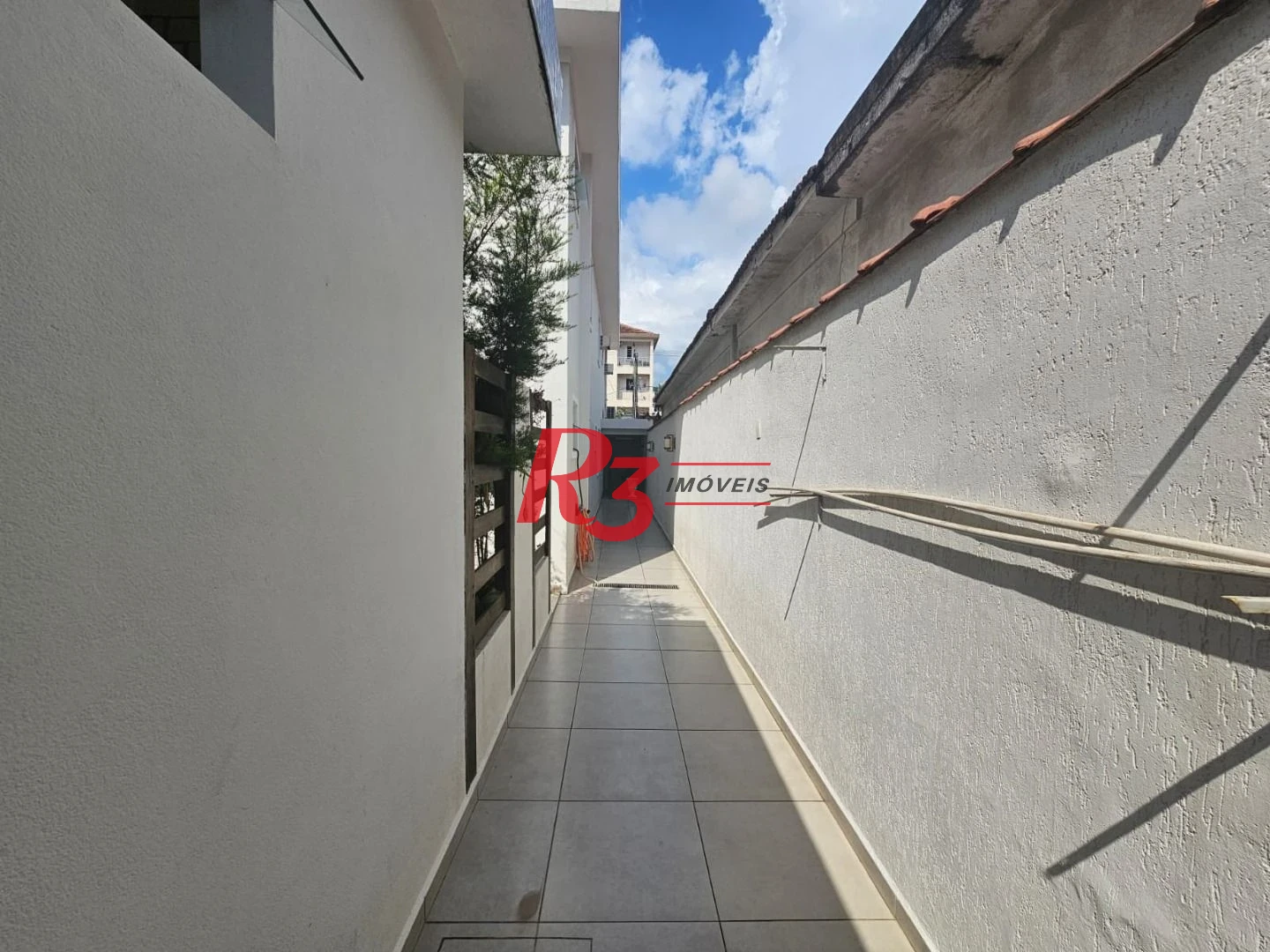 **Amplo Sobrado com Casa Auxiliar, Quintal e Churrasqueira – Ótima Localização!**