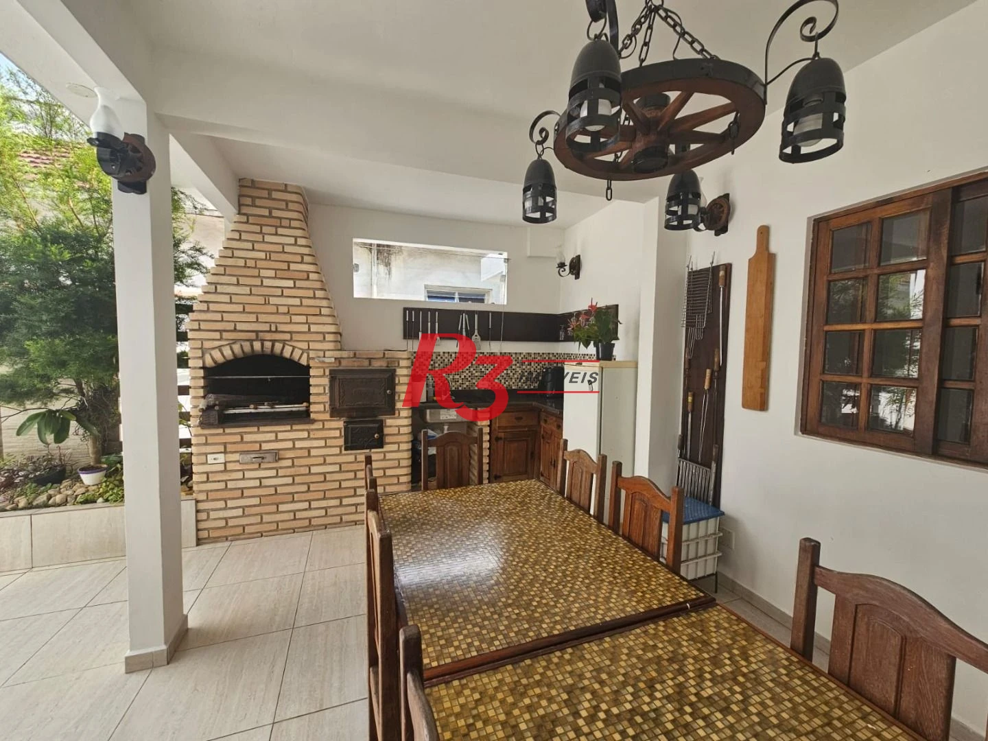 **Amplo Sobrado com Casa Auxiliar, Quintal e Churrasqueira – Ótima Localização!**