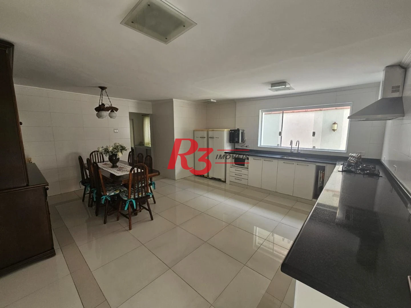 **Amplo Sobrado com Casa Auxiliar, Quintal e Churrasqueira – Ótima Localização!**