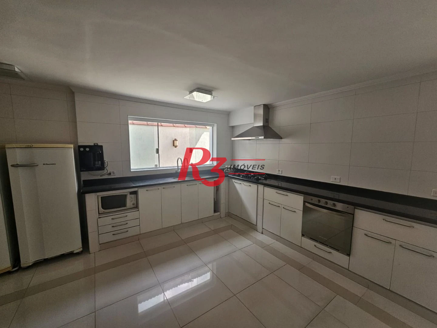 **Amplo Sobrado com Casa Auxiliar, Quintal e Churrasqueira – Ótima Localização!**