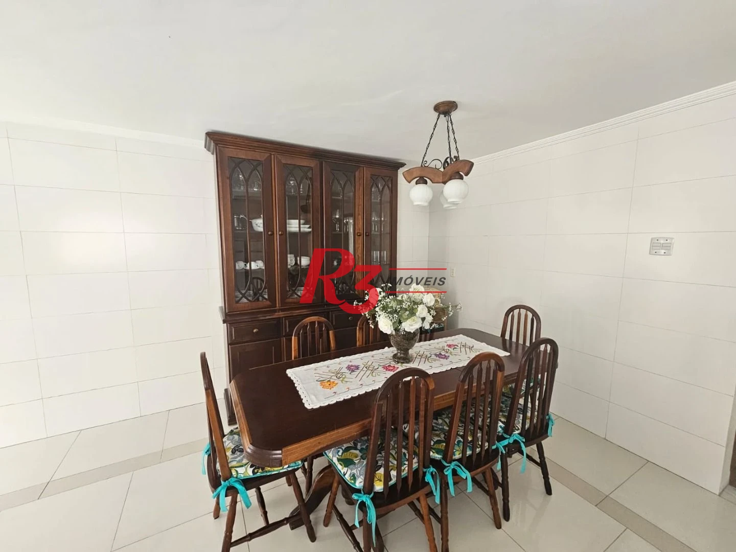 **Amplo Sobrado com Casa Auxiliar, Quintal e Churrasqueira – Ótima Localização!**