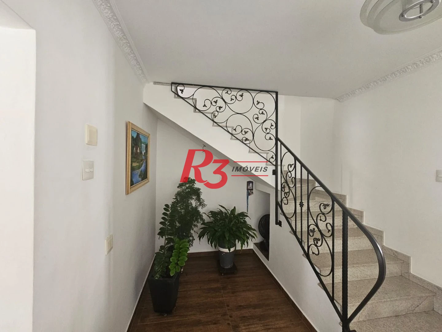 **Amplo Sobrado com Casa Auxiliar, Quintal e Churrasqueira – Ótima Localização!**