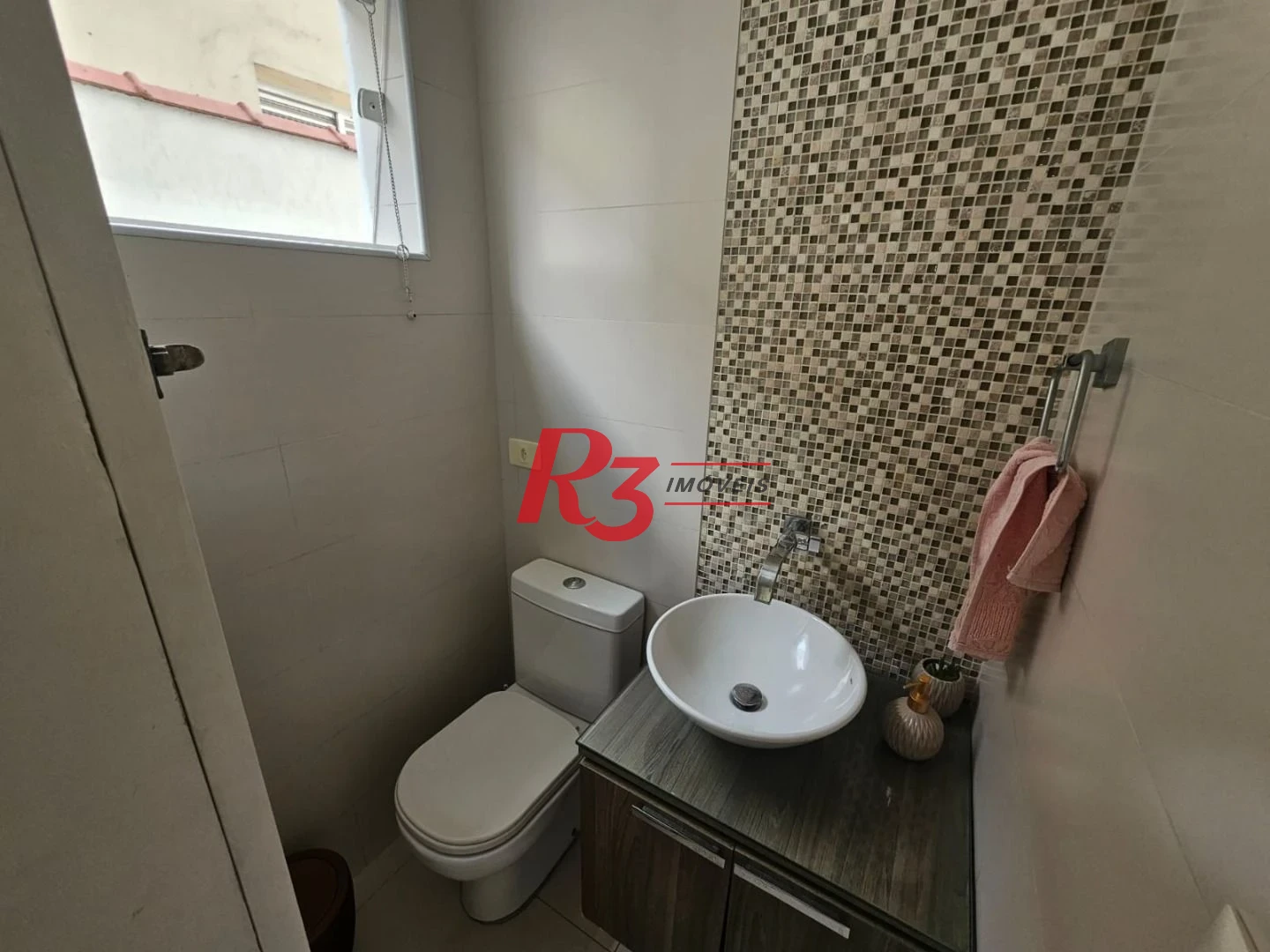 **Amplo Sobrado com Casa Auxiliar, Quintal e Churrasqueira – Ótima Localização!**