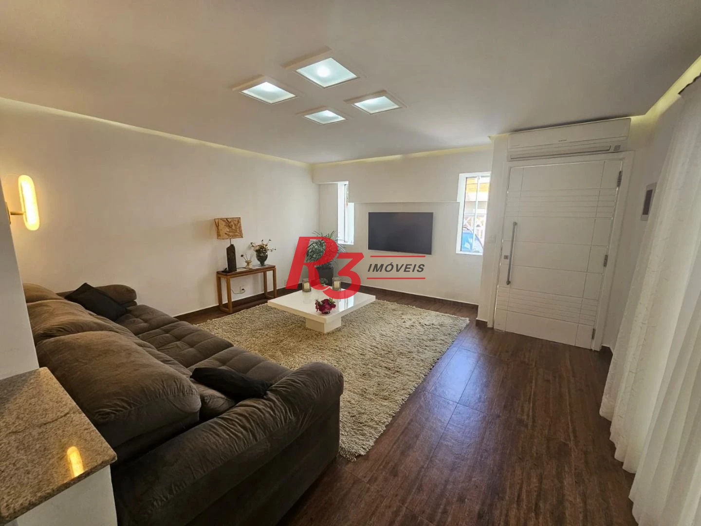 **Amplo Sobrado com Casa Auxiliar, Quintal e Churrasqueira – Ótima Localização!**