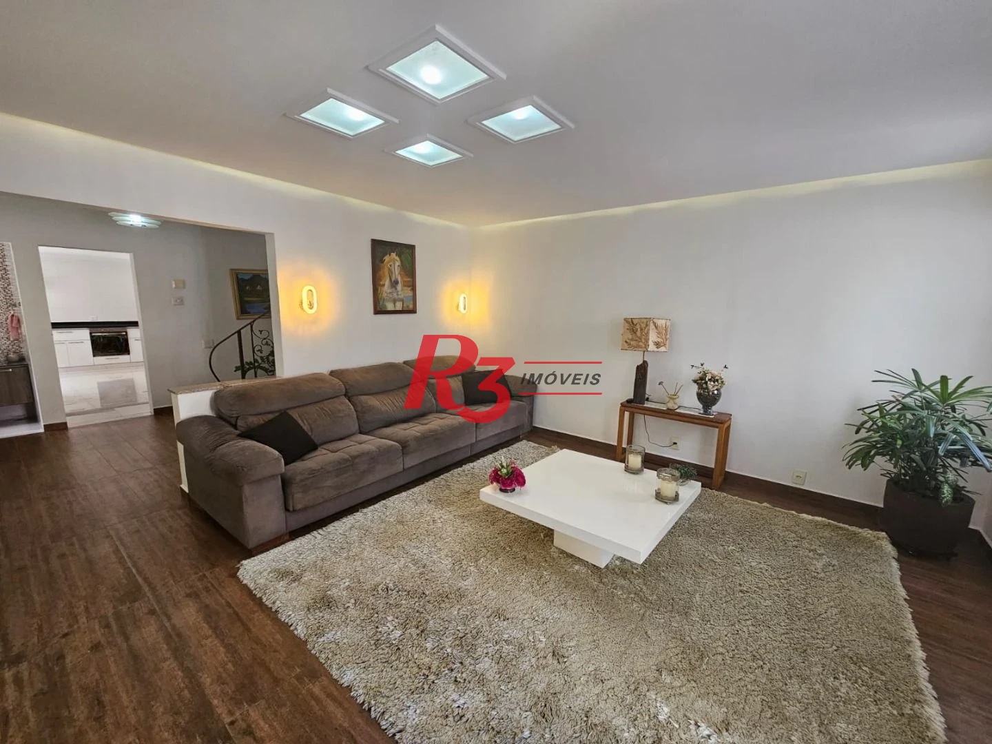 **Amplo Sobrado com Casa Auxiliar, Quintal e Churrasqueira – Ótima Localização!**