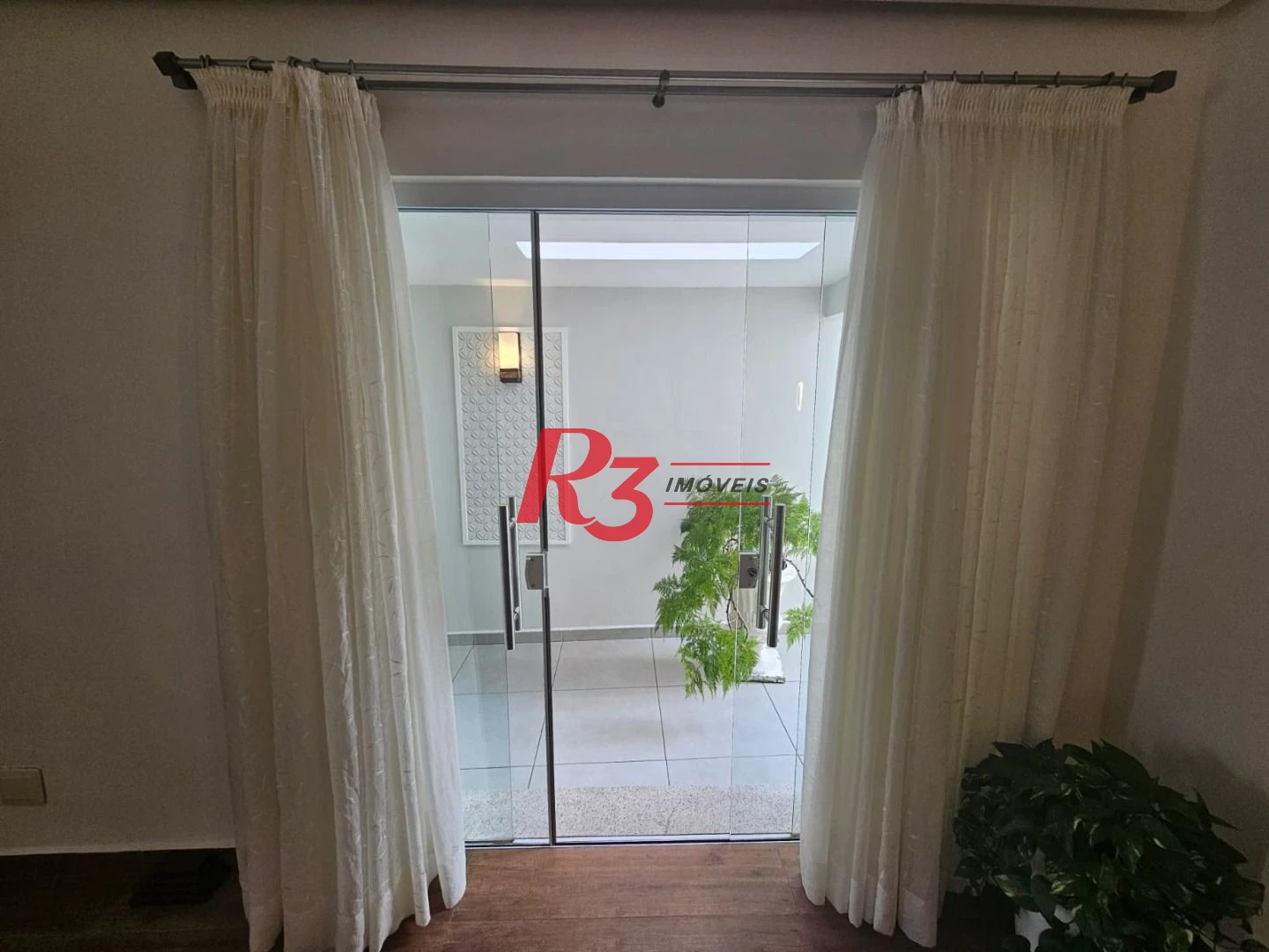**Amplo Sobrado com Casa Auxiliar, Quintal e Churrasqueira – Ótima Localização!**