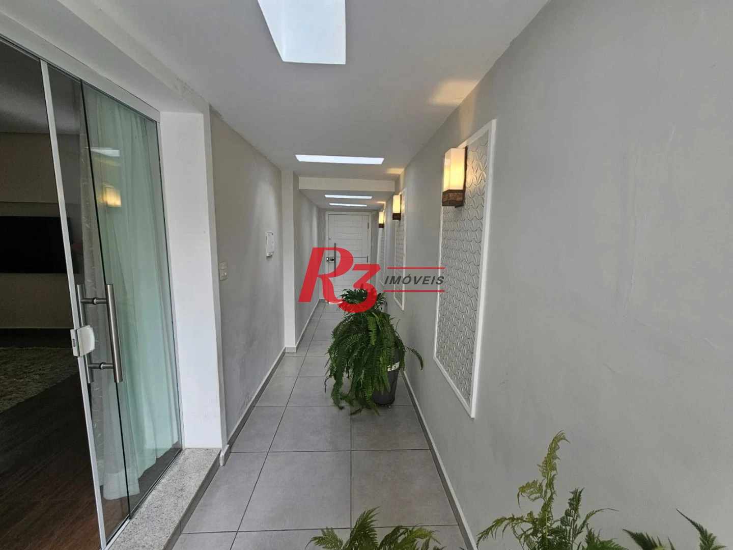 **Amplo Sobrado com Casa Auxiliar, Quintal e Churrasqueira – Ótima Localização!**