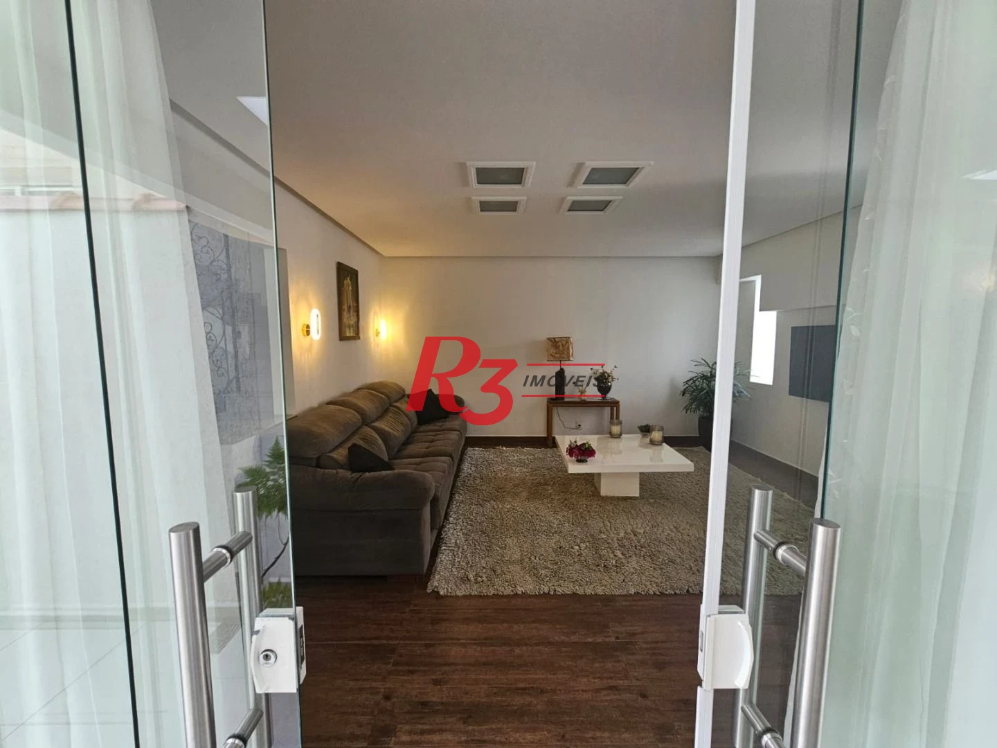 **Amplo Sobrado com Casa Auxiliar, Quintal e Churrasqueira – Ótima Localização!**