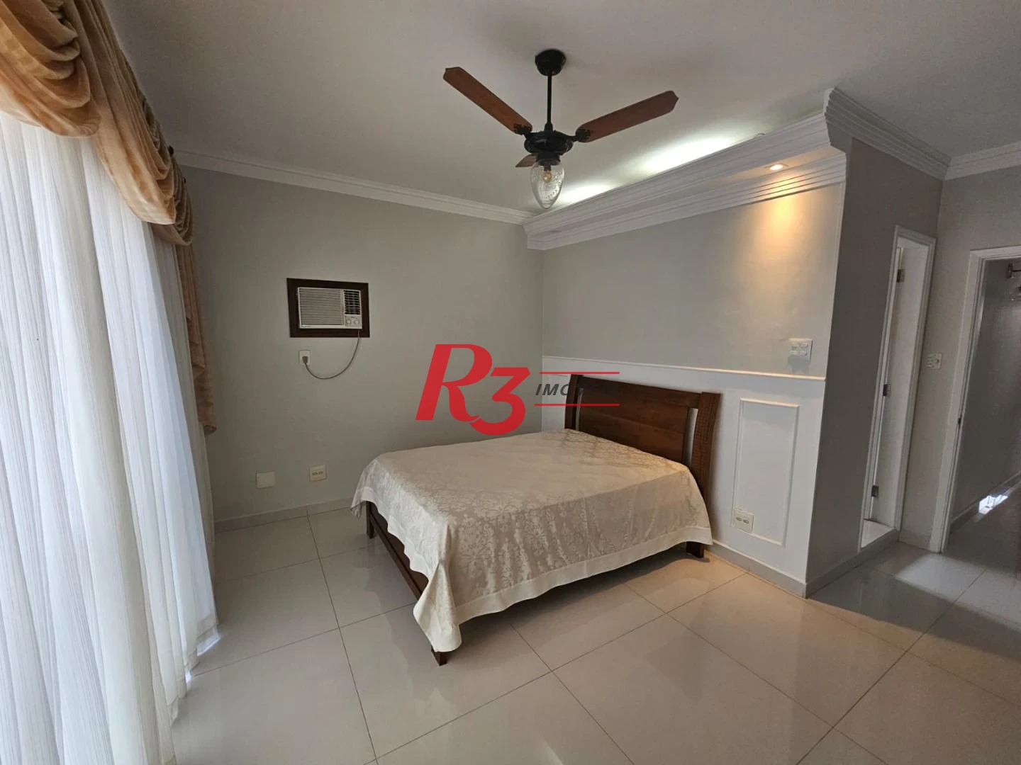 **Amplo Sobrado com Casa Auxiliar, Quintal e Churrasqueira – Ótima Localização!**