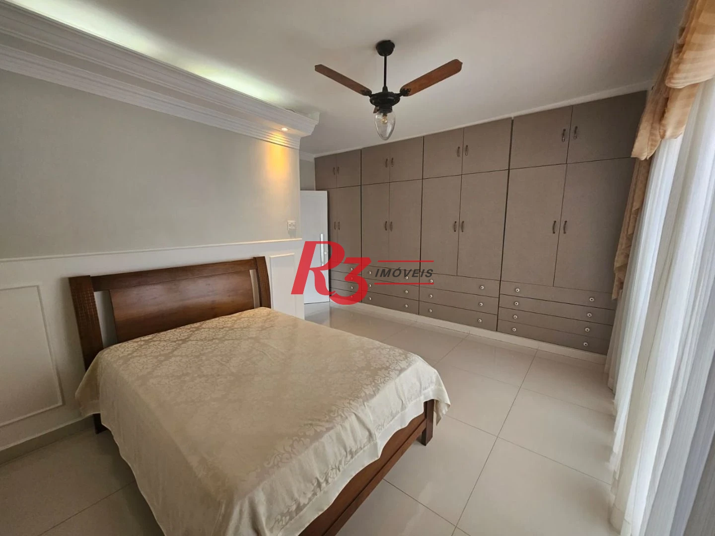**Amplo Sobrado com Casa Auxiliar, Quintal e Churrasqueira – Ótima Localização!**