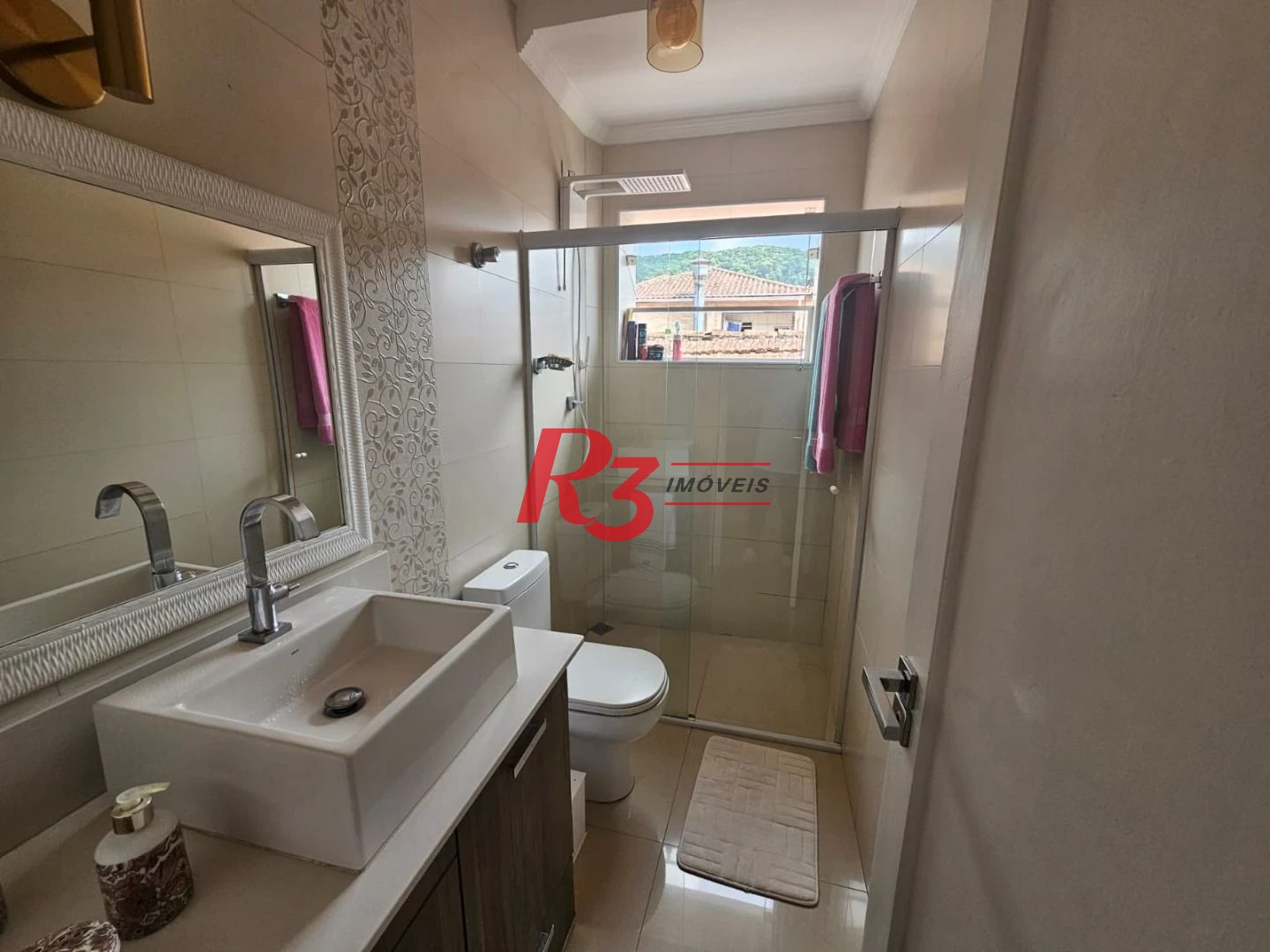 **Amplo Sobrado com Casa Auxiliar, Quintal e Churrasqueira – Ótima Localização!**