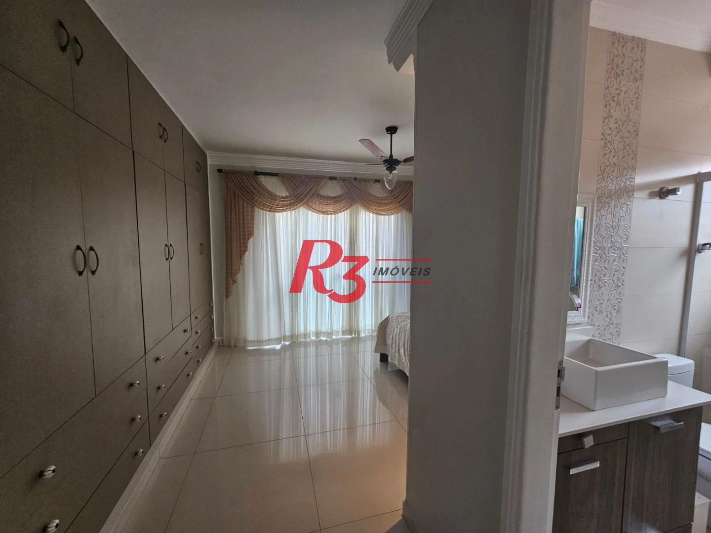 **Amplo Sobrado com Casa Auxiliar, Quintal e Churrasqueira – Ótima Localização!**