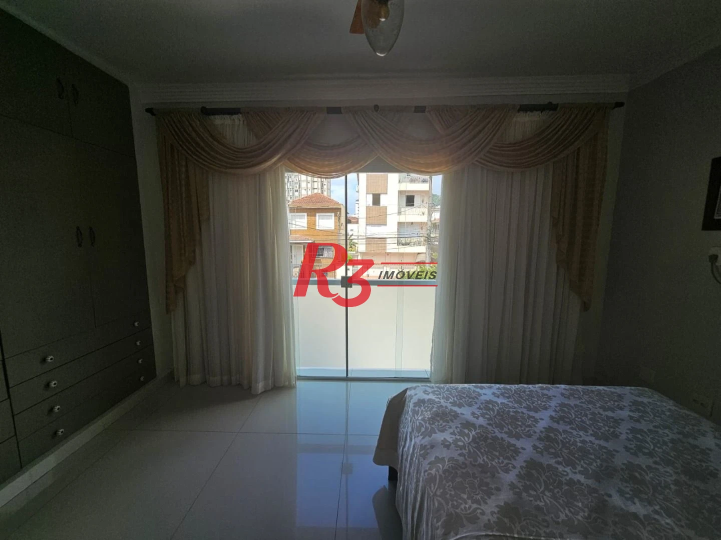 **Amplo Sobrado com Casa Auxiliar, Quintal e Churrasqueira – Ótima Localização!**