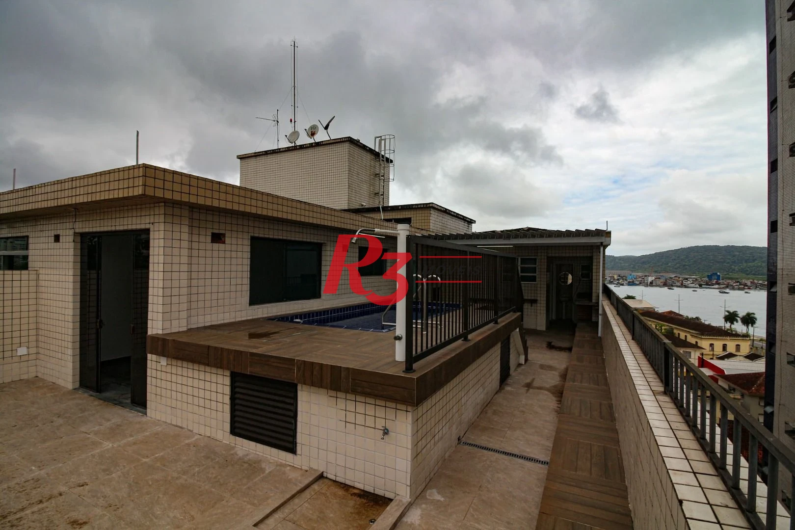 Cobertura com 3 dormitórios à venda, 246 m² por R$ 1.400.000,00 - Ponta da Praia - Santos/SP