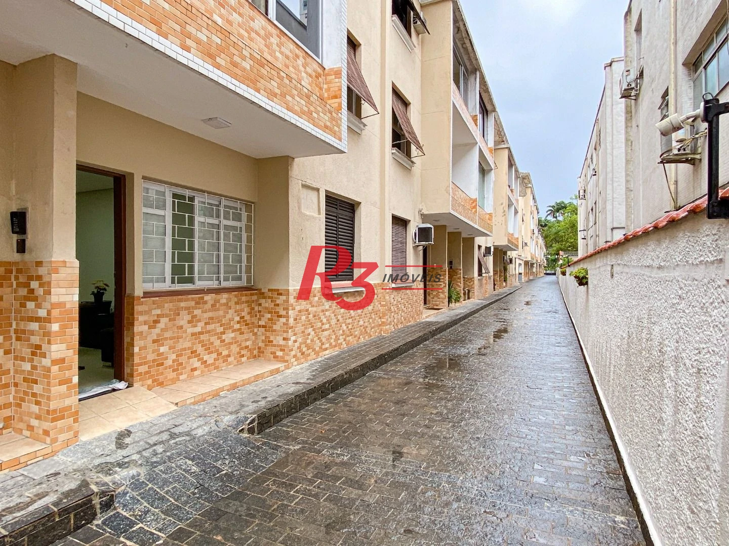 APARTAMENTO NO BOQUEIRÃO - LOCALIZAÇÃO PRIVILEGIADA -  2 DORM E 1 SUÍTE - 2 SALAS  - MOBILIADO