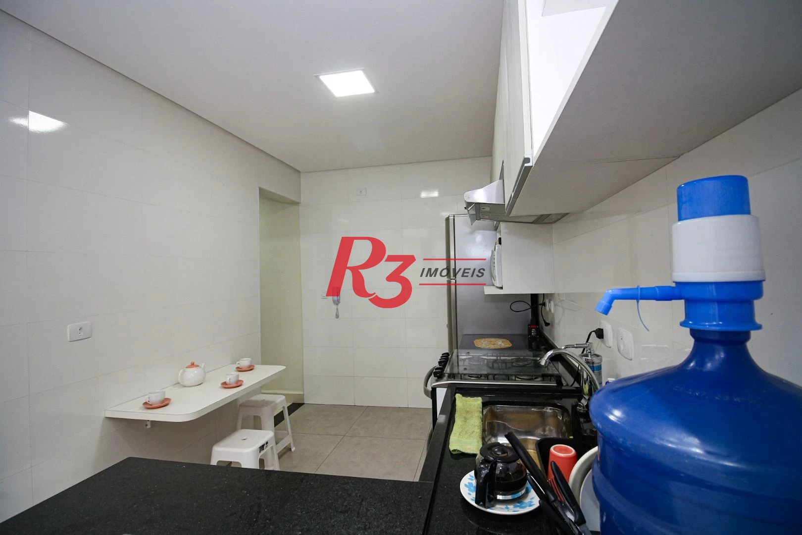 APARTAMENTO NO BOQUEIRÃO - LOCALIZAÇÃO PRIVILEGIADA -  2 DORM E 1 SUÍTE - 2 SALAS  - MOBILIADO