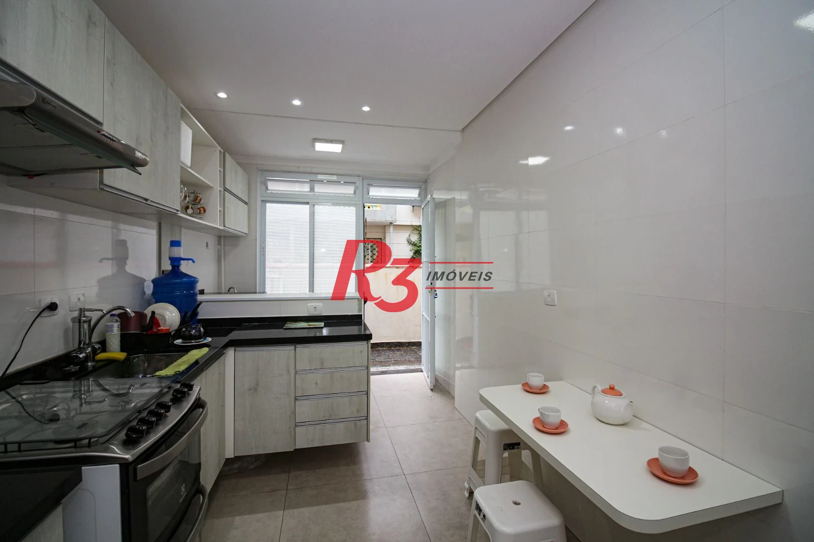 APARTAMENTO NO BOQUEIRÃO - LOCALIZAÇÃO PRIVILEGIADA -  2 DORM E 1 SUÍTE - 2 SALAS  - MOBILIADO