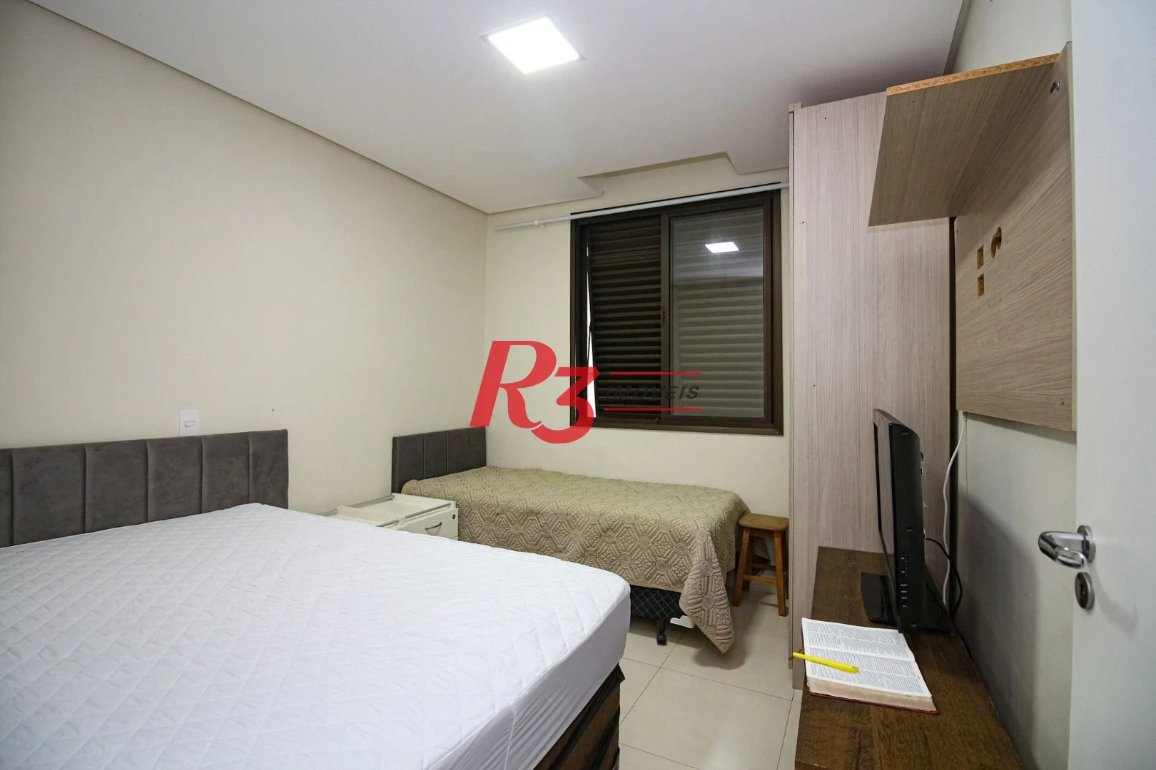 APARTAMENTO NO BOQUEIRÃO - LOCALIZAÇÃO PRIVILEGIADA -  2 DORM E 1 SUÍTE - 2 SALAS  - MOBILIADO