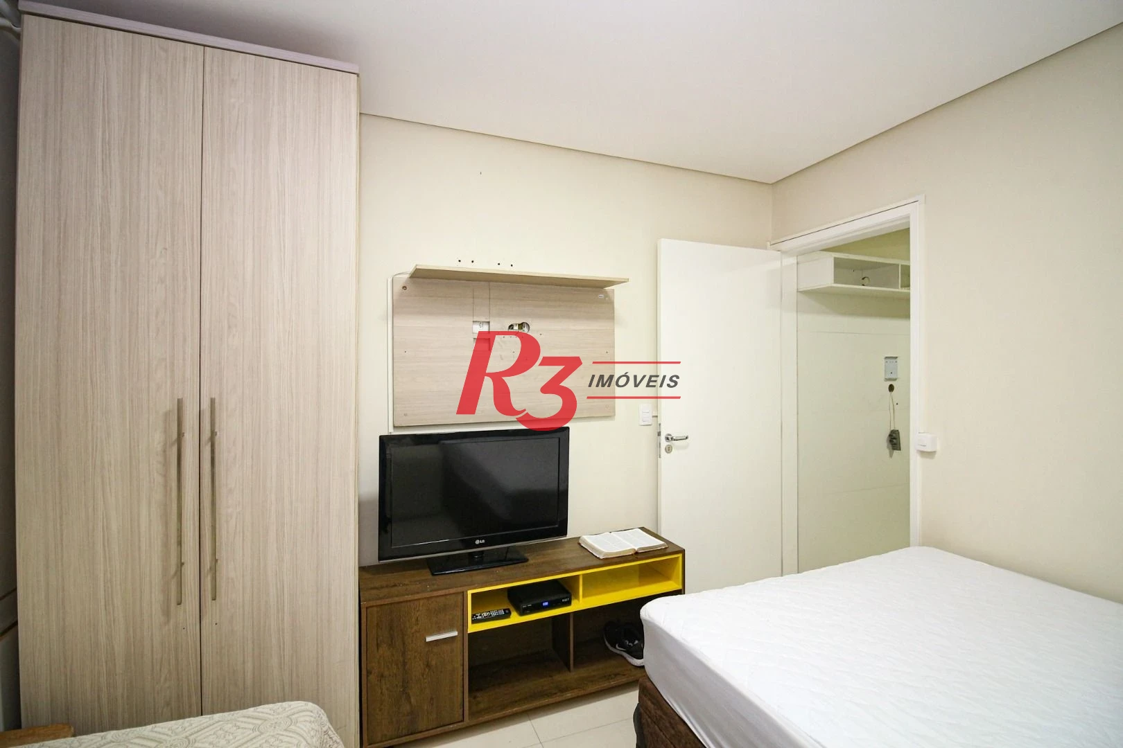 APARTAMENTO NO BOQUEIRÃO - LOCALIZAÇÃO PRIVILEGIADA -  2 DORM E 1 SUÍTE - 2 SALAS  - MOBILIADO