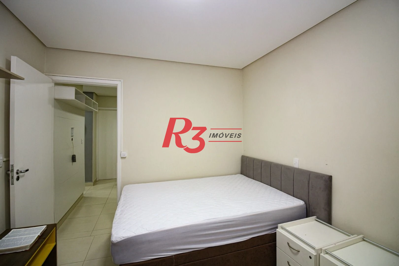 APARTAMENTO NO BOQUEIRÃO - LOCALIZAÇÃO PRIVILEGIADA -  2 DORM E 1 SUÍTE - 2 SALAS  - MOBILIADO