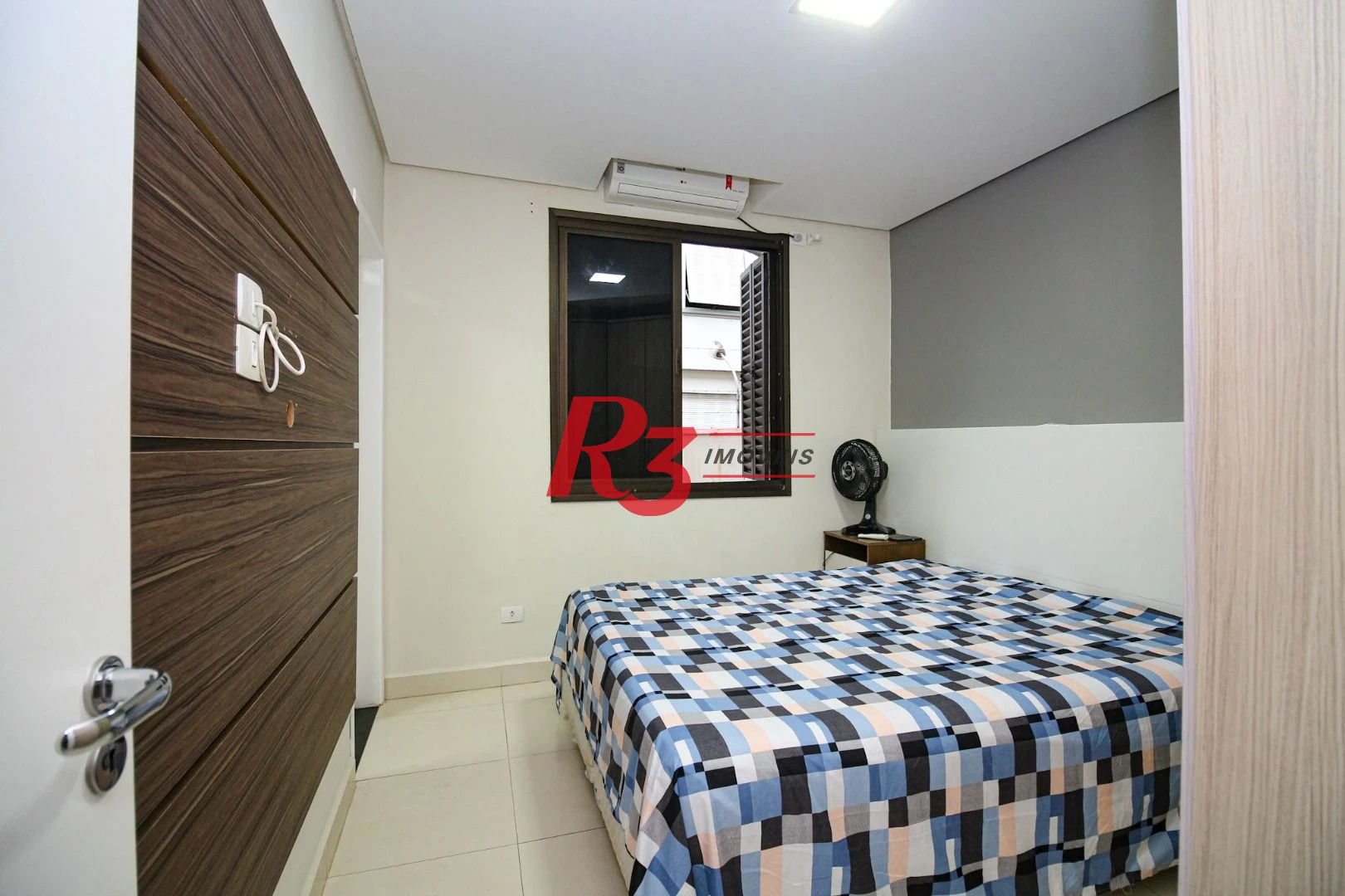 APARTAMENTO NO BOQUEIRÃO - LOCALIZAÇÃO PRIVILEGIADA -  2 DORM E 1 SUÍTE - 2 SALAS  - MOBILIADO