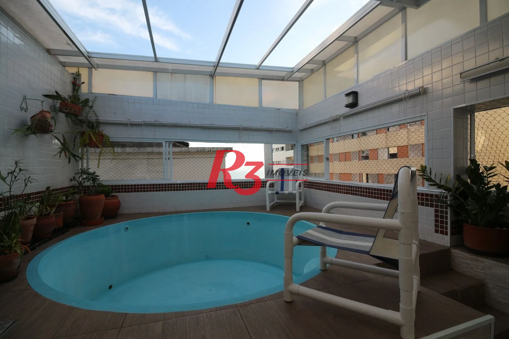 Espetacular cobertura duplex a venda no Embaré, com piscina vista mar e churrasqueira, 3 quartos, 2 suítes,  2 vagas demarcadas, condição imperdível!!