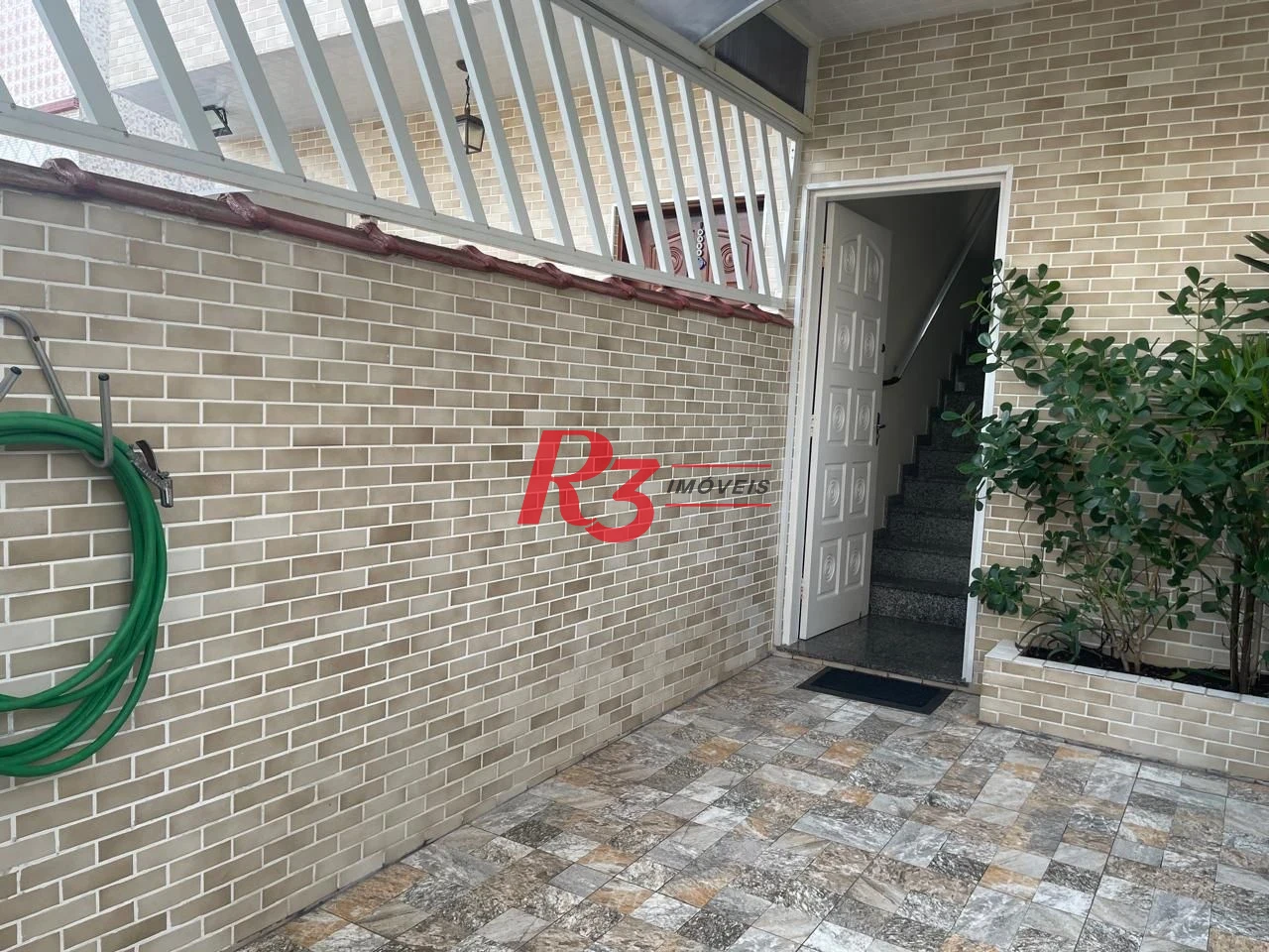 Casa com 3 dormitórios à venda, 111 m² por R$ 690.000,00 - Marapé - Santos/SP
