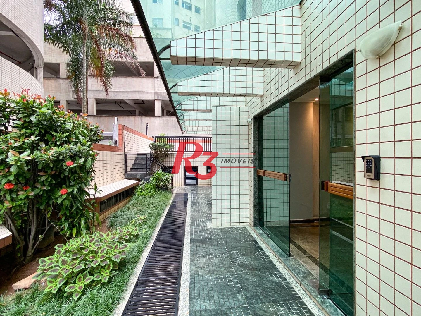 COBERTURA NO GONZAGA COM 4 ANDARES SERVIDOS POR ELEVADOR - ÚNICA DE SANTOS