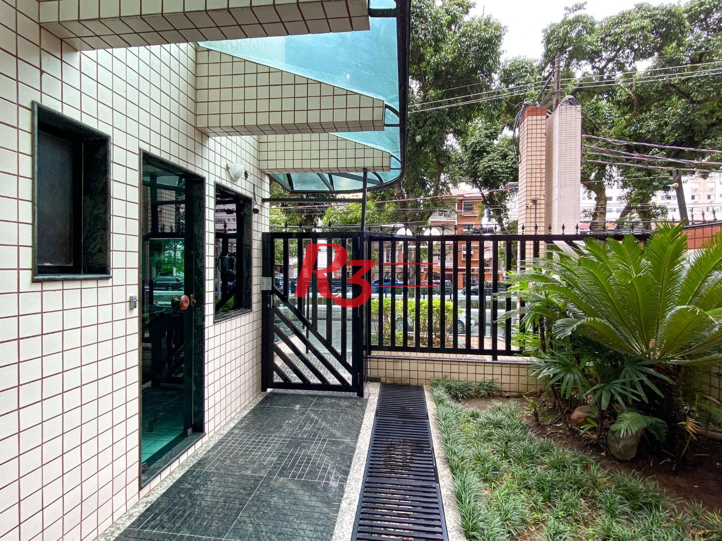 COBERTURA NO GONZAGA COM 4 ANDARES SERVIDOS POR ELEVADOR - ÚNICA DE SANTOS