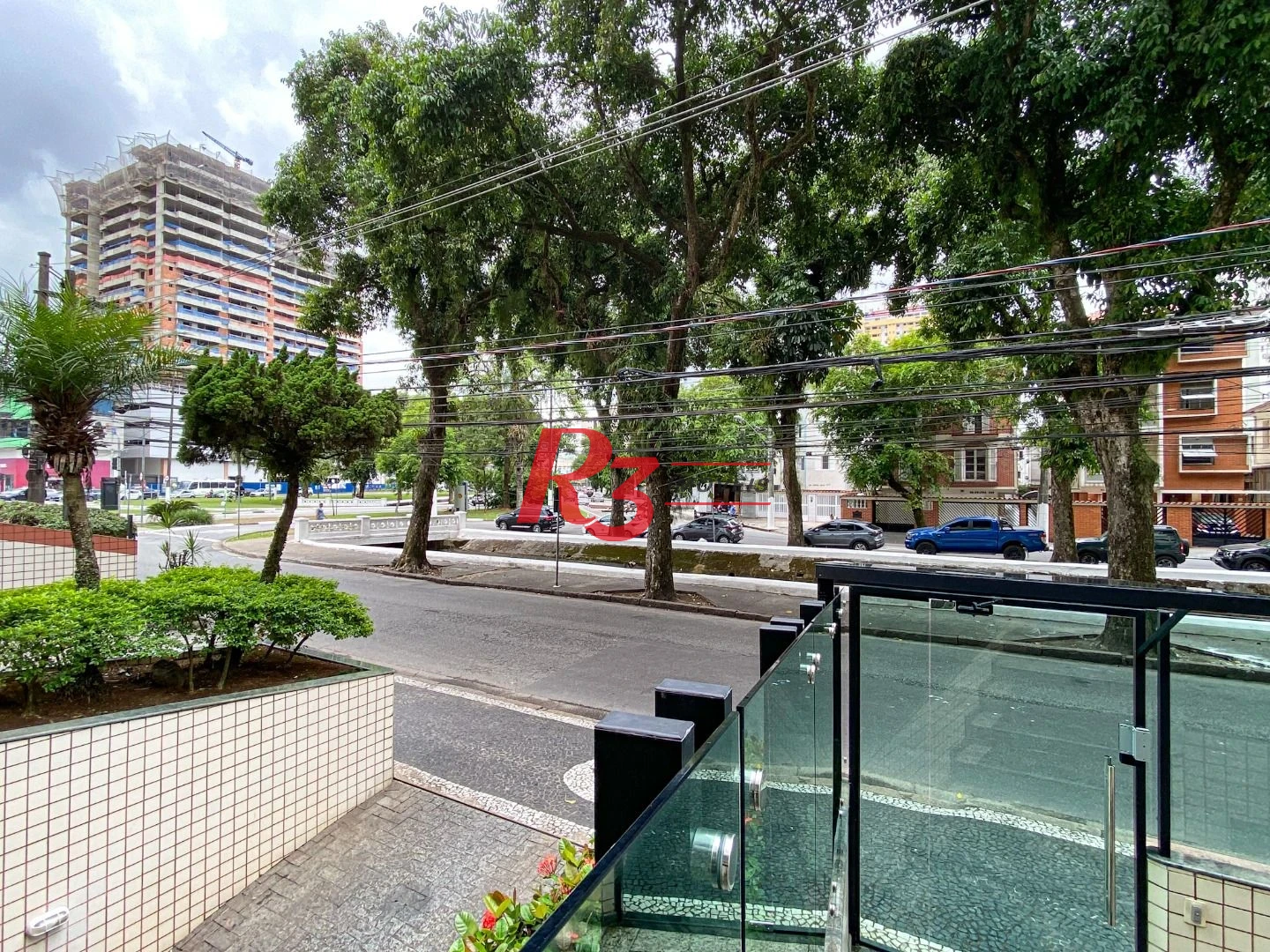 COBERTURA NO GONZAGA COM 4 ANDARES SERVIDOS POR ELEVADOR - ÚNICA DE SANTOS