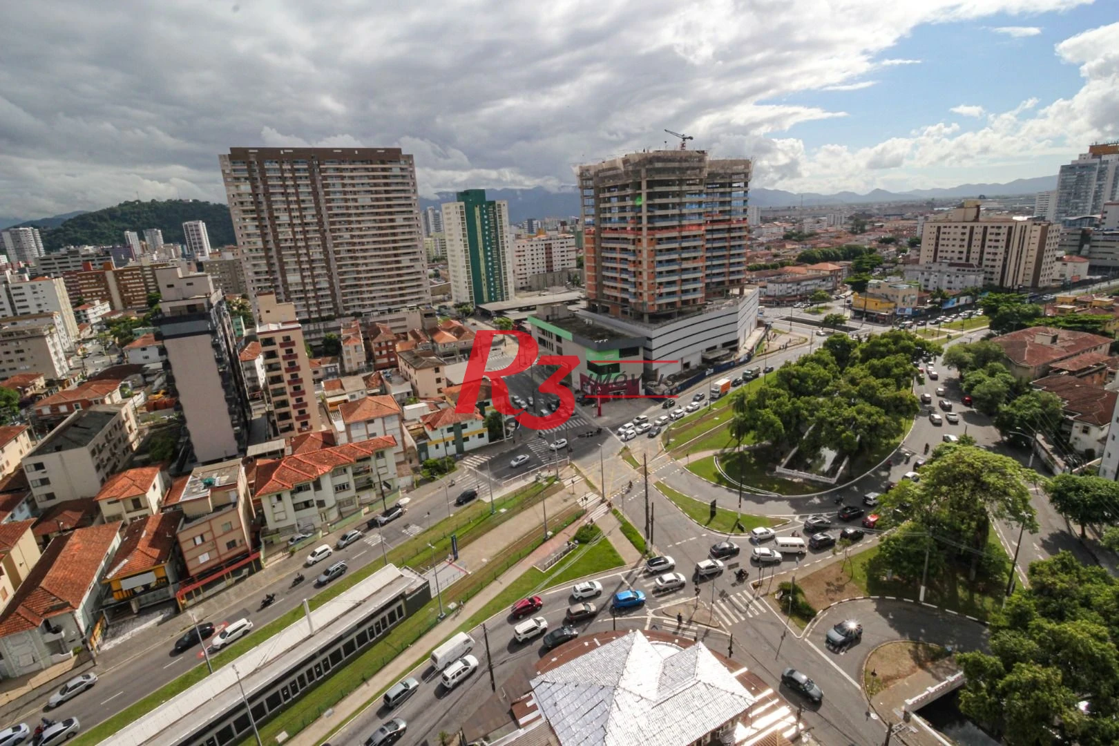 COBERTURA NO GONZAGA COM 4 ANDARES SERVIDOS POR ELEVADOR - ÚNICA DE SANTOS