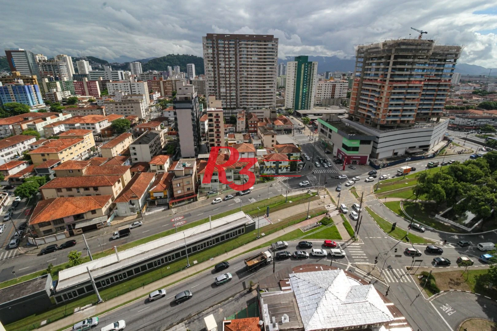 COBERTURA NO GONZAGA COM 4 ANDARES SERVIDOS POR ELEVADOR - ÚNICA DE SANTOS