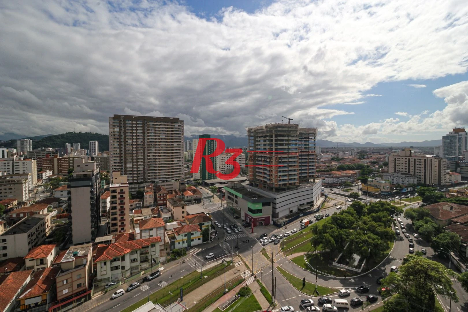 COBERTURA NO GONZAGA COM 4 ANDARES SERVIDOS POR ELEVADOR - ÚNICA DE SANTOS