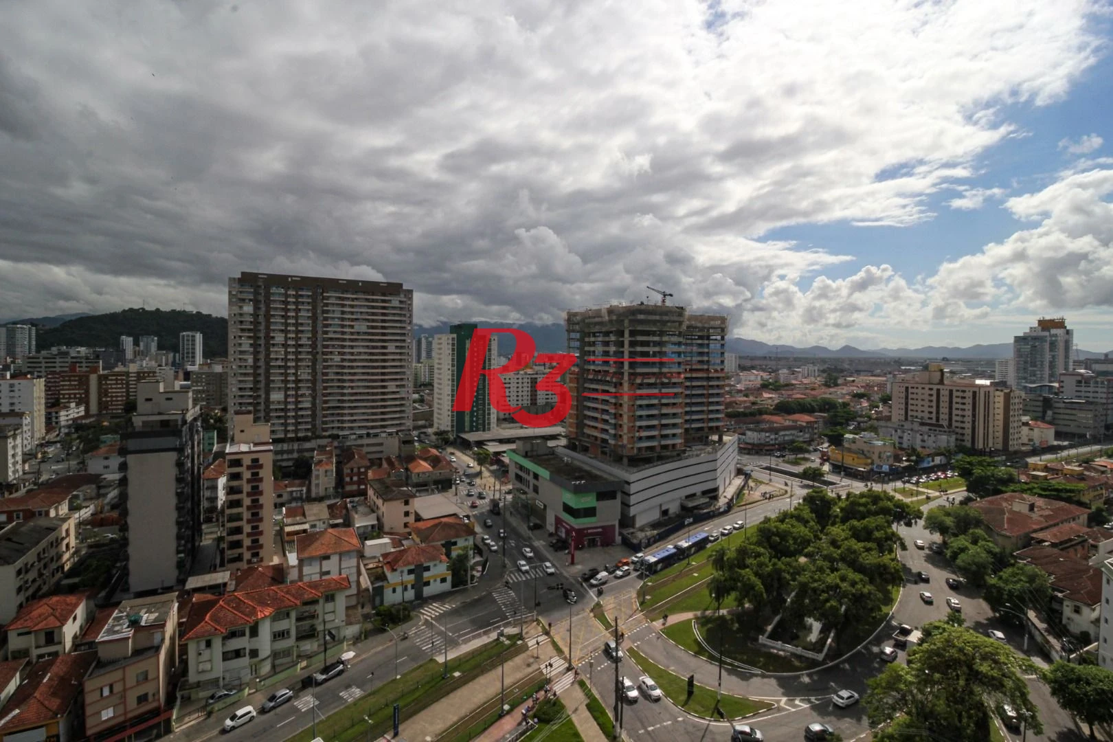 COBERTURA NO GONZAGA COM 4 ANDARES SERVIDOS POR ELEVADOR - ÚNICA DE SANTOS