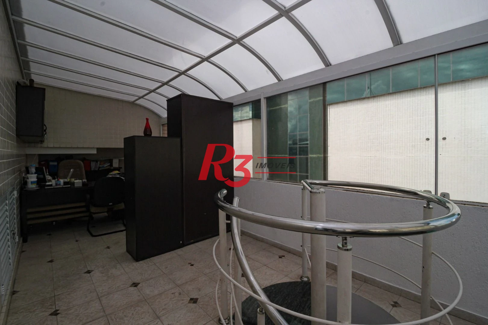 COBERTURA NO GONZAGA COM 4 ANDARES SERVIDOS POR ELEVADOR - ÚNICA DE SANTOS