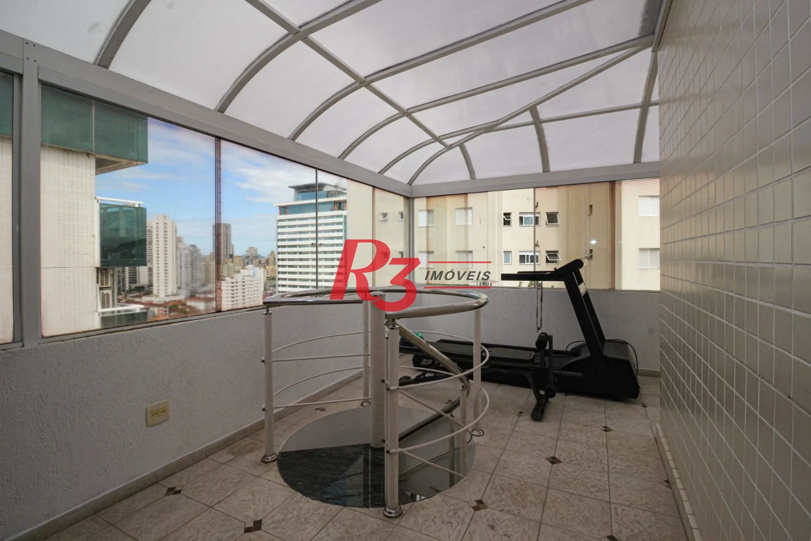 COBERTURA NO GONZAGA COM 4 ANDARES SERVIDOS POR ELEVADOR - ÚNICA DE SANTOS